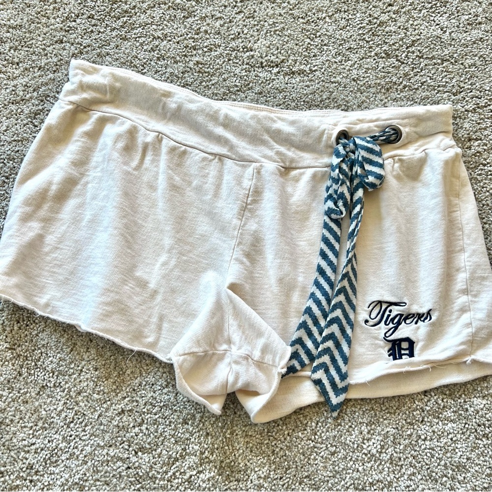 MLB - Women’s (L) Beige Detroit Tigers Shorts